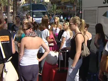 Jóvenes extranjeros llegan a Lloret de Mar Jóvenes extranjeros llegan a Lloret de Mar