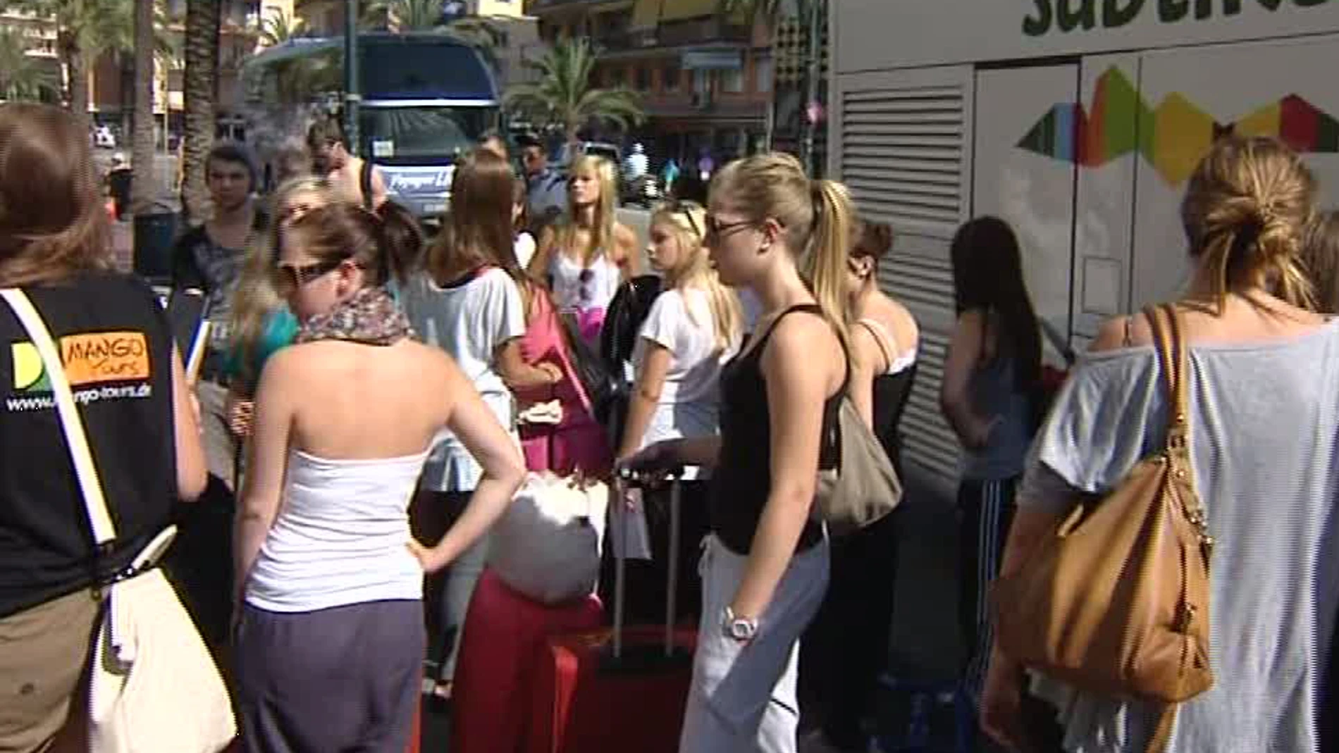 Jóvenes extranjeros llegan a Lloret de Mar Jóvenes extranjeros llegan a Lloret de Mar