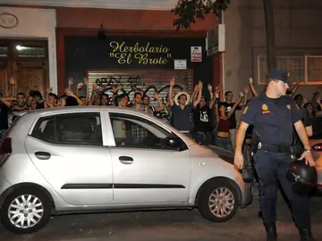 Los manifestantes frente a efectivos de la Policía Naional Los manifestantes frente a efectivos de la Policía Naional
