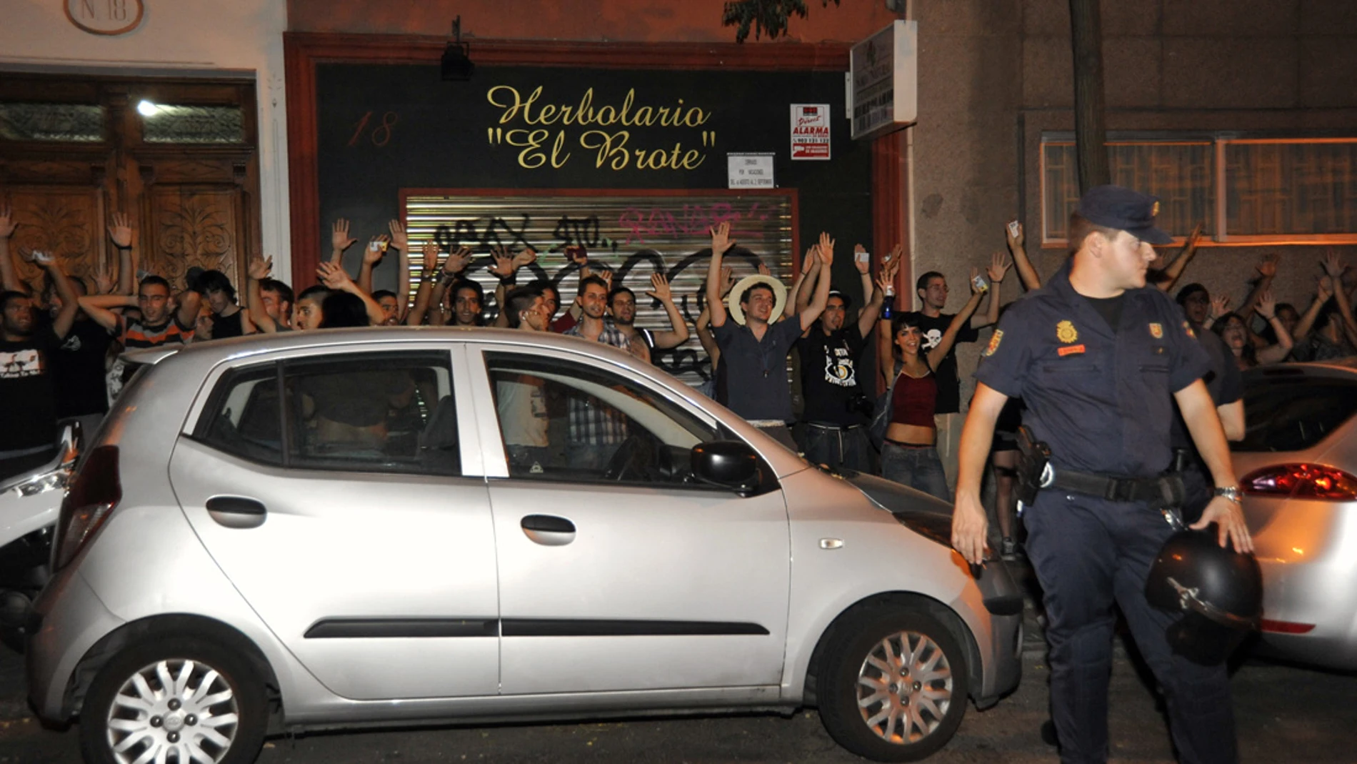 Los manifestantes frente a efectivos de la Policía Naional Los manifestantes frente a efectivos de la Policía Naional