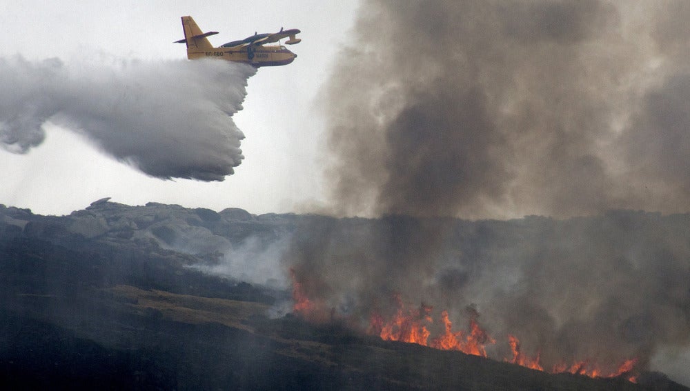 Un avión trata de extinguir el incendio en Navalacruz, Ávila
