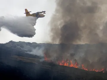 Un avión trata de extinguir el incendio en Navalacruz, Ávila Un avión trata de extinguir el incendio en Navalacruz, Ávila