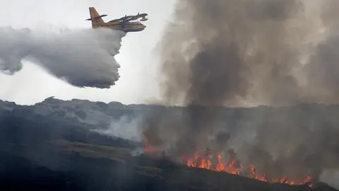 Un avión trata de extinguir el incendio en Navalacruz, Ávila Un avión trata de extinguir el incendio en Navalacruz, Ávila