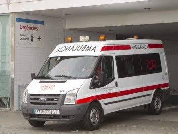 Una ambulancia sale de un hospital