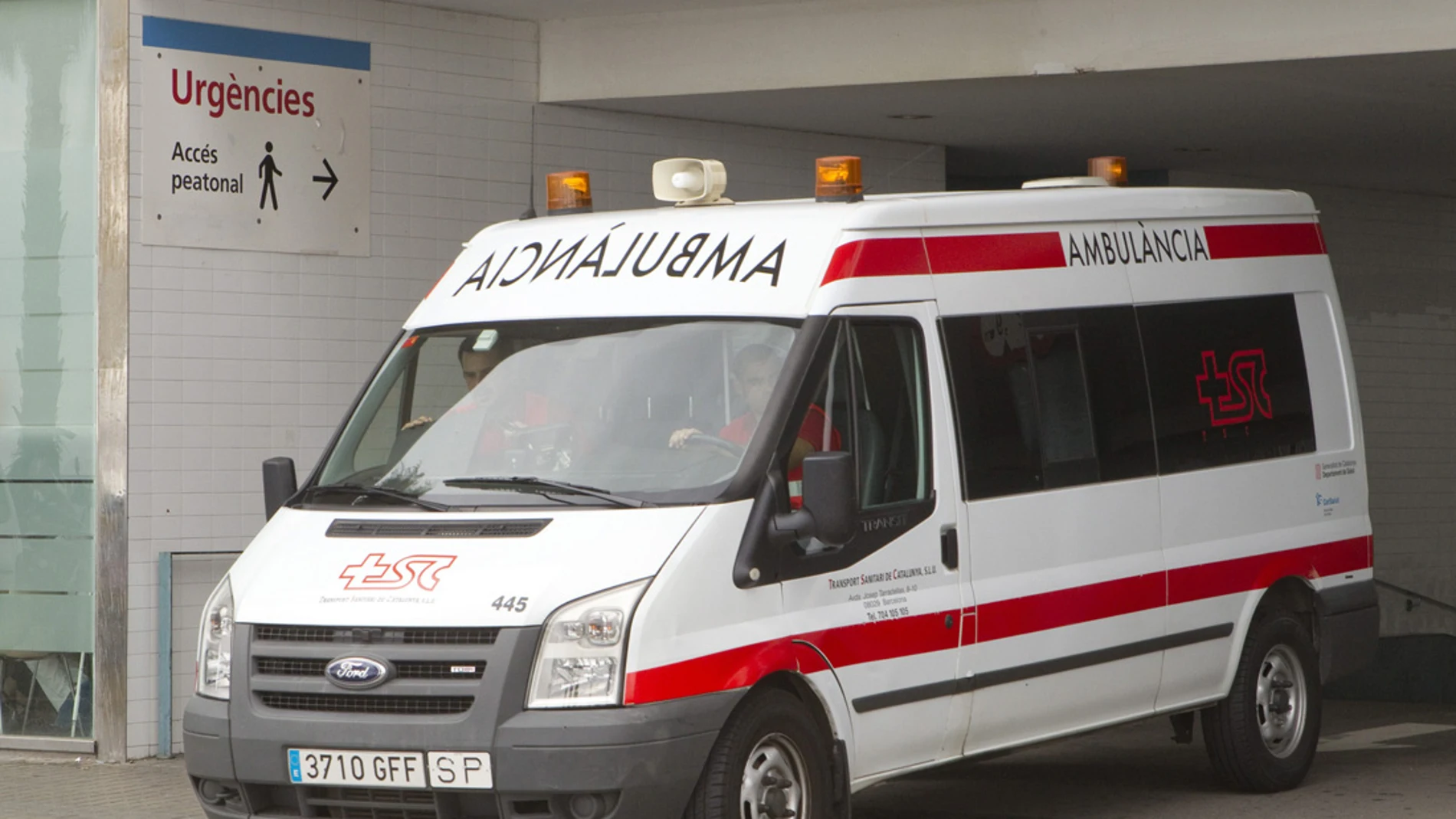Una ambulancia sale de un hospital Una ambulancia sale de un hospital