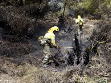 Los bomberos apagando el incendio en Cartagena Los bomberos apagando el incendio en Cartagena
