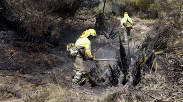 Los bomberos apagando el incendio en Cartagena