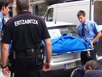 Retiran el cadáver de la mujer fallecida Retiran el cadáver de la mujer fallecida