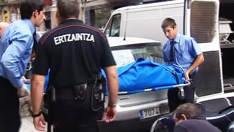 Retiran el cadáver de la mujer fallecida Retiran el cadáver de la mujer fallecida