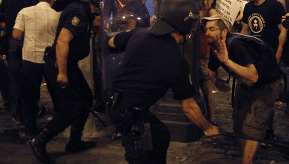 Carga policial en la Puerta del Sol durante la manifestación de la organización Europa Laica. 
