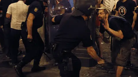 Carga policial en la Puerta del Sol durante la manifestación de la organización Europa Laica. Carga policial en la Puerta del Sol durante la manifestación de la organización Europa Laica.