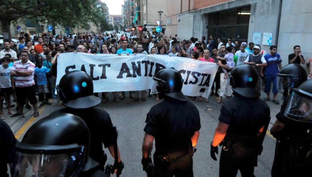 Ciudadanos antiracistas delante del ayuntamiento de Salt