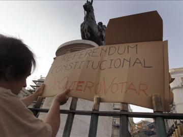 Pancarta a favor del referéndum constitucional
