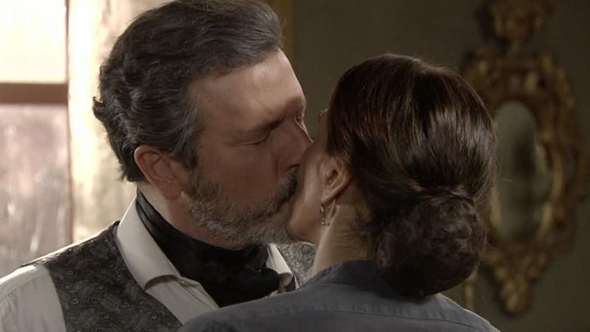 Germ&aacute;n y Carmen se besan apasionadamente