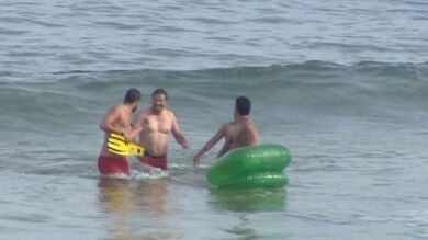 Rescate 'in extremis' a tres jóvenes arrastrados por la corriente en Cantabria