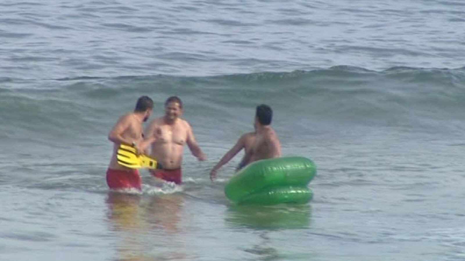 Rescate 'in extremis' a tres jóvenes arrastrados por la corriente en Cantabria