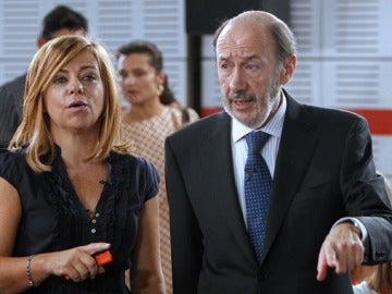 Elena Valenciano junto a Alfredo Pérez Rubalcaba