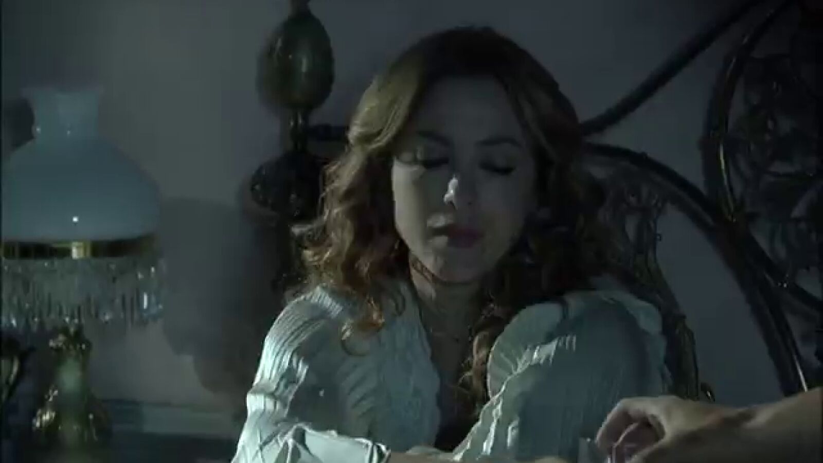 Miguel consuela a Sara