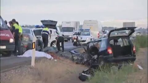 Dos muertos en un choque frontal de dos coches en Linares