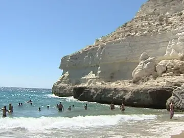 Herido de gravedad un joven tras caer por un acantilado en Níjar Herido de gravedad un joven tras caer por un acantilado en Níjar