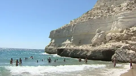 Herido de gravedad un joven tras caer por un acantilado en Níjar Herido de gravedad un joven tras caer por un acantilado en Níjar