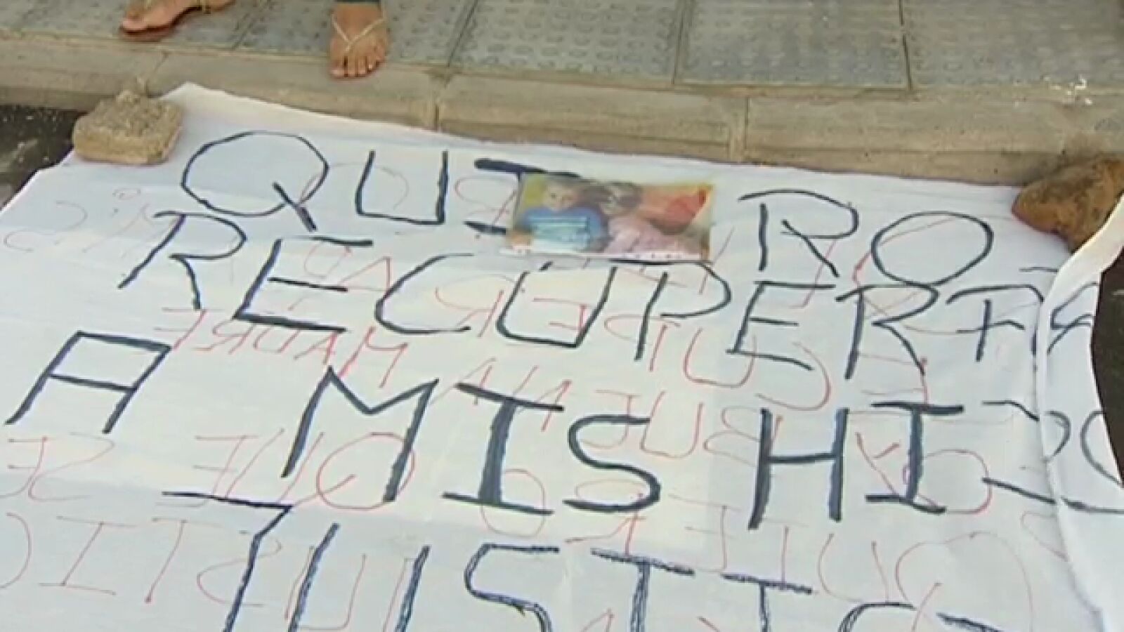 Reclama a sus hijos a los que entregó por no poderlos mantener