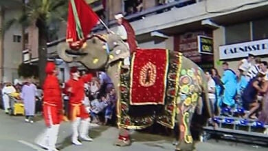Un elefante provoca más de un susto en el 'desfile de la media luna' en Ontiyent