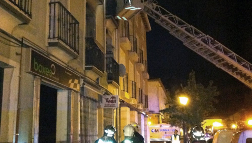 Los bomberos en la fachada del inmueble incendiado en Aranjuez.