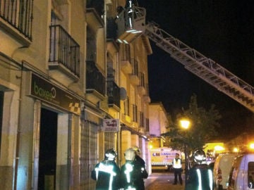 Los bomberos en la fachada del inmueble incendiado en Aranjuez.