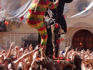 Tarazona celebra el "cipotegato" con lanzamiento de tomates Tarazona celebra el "cipotegato" con lanzamiento de tomates