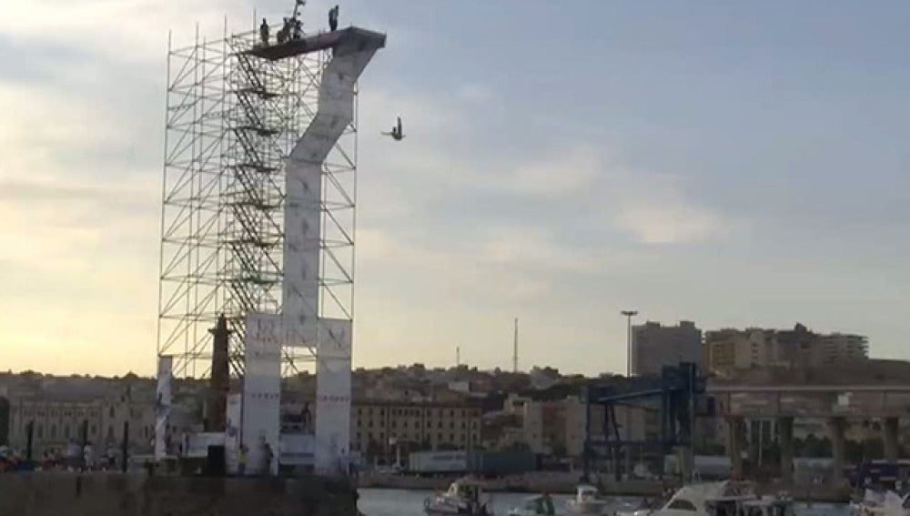 Piruetas y saltos de vértigo en el puerto de Melilla