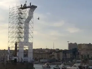 Piruetas y saltos de vértigo en el puerto de Melilla Piruetas y saltos de vértigo en el puerto de Melilla