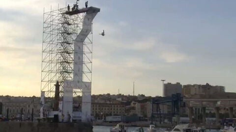 Piruetas y saltos de v&eacute;rtigo en el puerto de Melilla