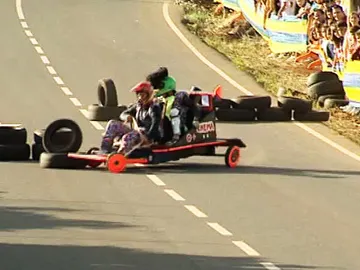Peculiar carrera de coches en Las Palmas. Peculiar carrera de coches en Las Palmas.