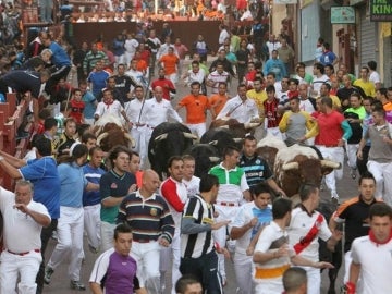 Multidudinaria salida del tercer encierro