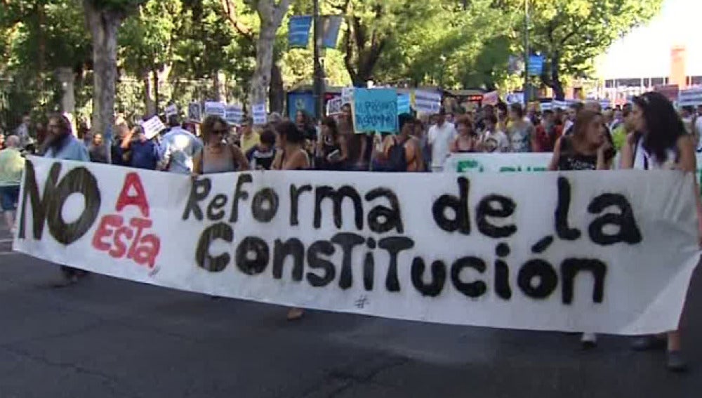 1.500 personas acuden a la manifestación contra la reforma constitucional en Madrid