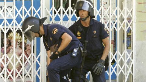 Efectivos antidisturbios de la Polic&iacute;a Nacional detienen a un ciudadano nigeriano