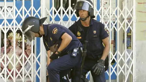 Efectivos antidisturbios de la Policía Nacional detienen a un ciudadano nigeriano Efectivos antidisturbios de la Policía Nacional detienen a un ciudadano nigeriano