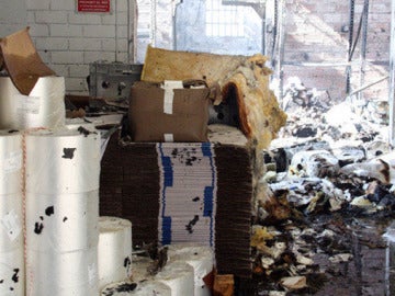 Dispara a su ex jefa e incendia la fábrica de la que fue despedido Dispara a su ex jefa e incendia la fábrica de la que fue despedido