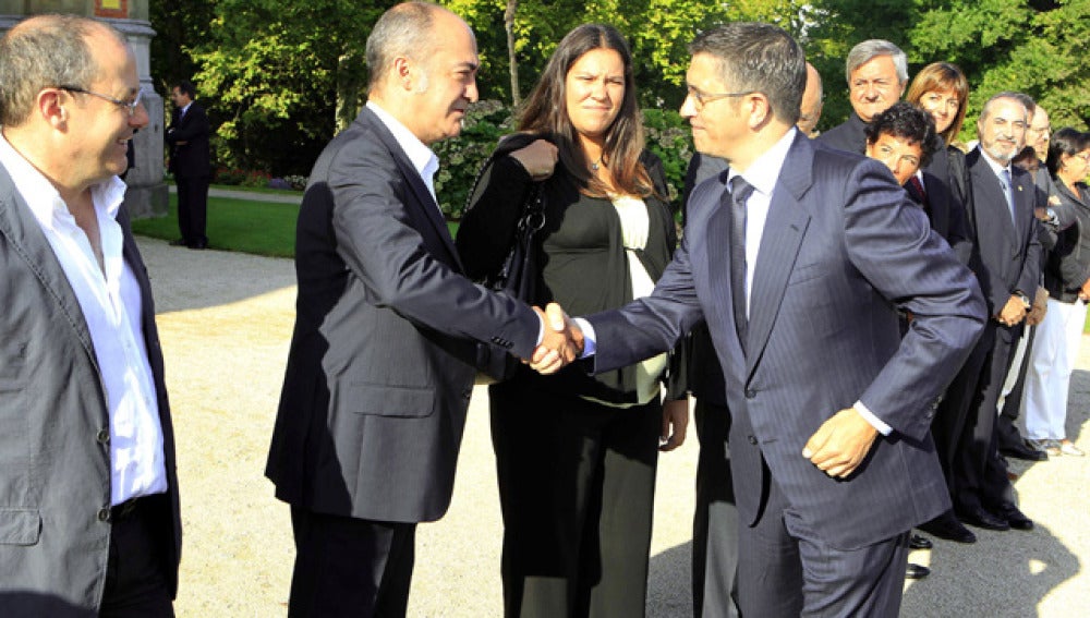 Patxi López saluda a Martín Garitano