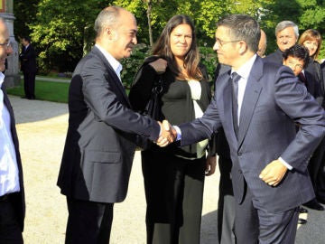 Patxi López saluda a Martín Garitano