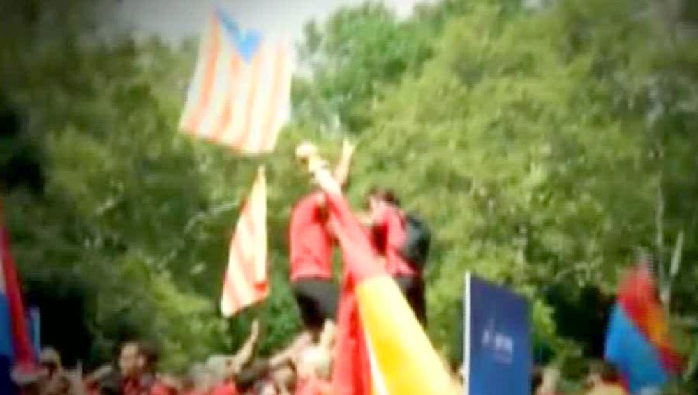 Bronca entre policías y bomberos españoles por una bandera independentista catalaña