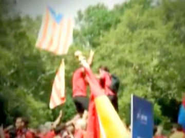 Bronca entre policías y bomberos españoles por una bandera independentista catalaña Bronca entre policías y bomberos españoles por una bandera independentista catalaña