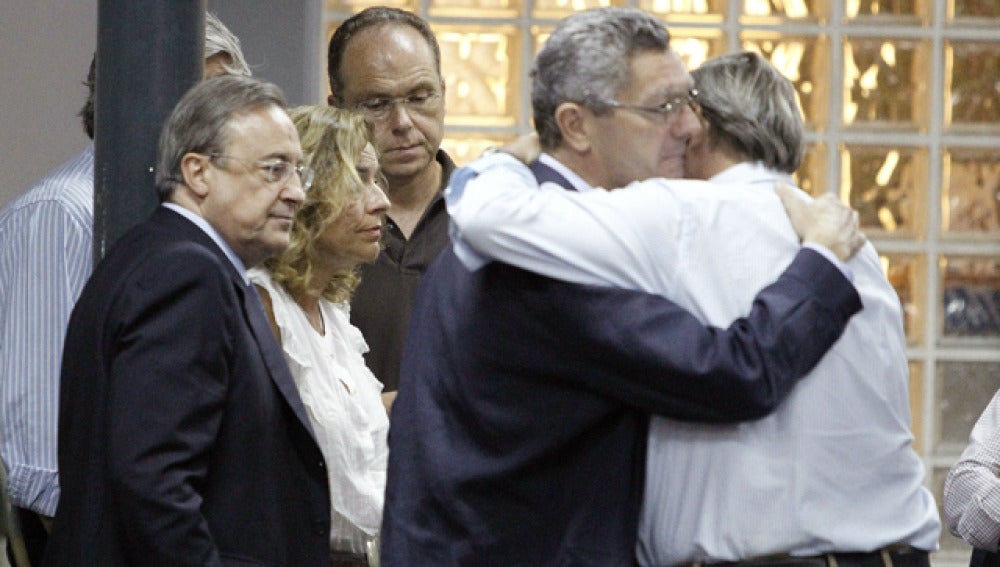 Gallardón y Lissavetzky se abrazan en el hospital La Paz de Madrid