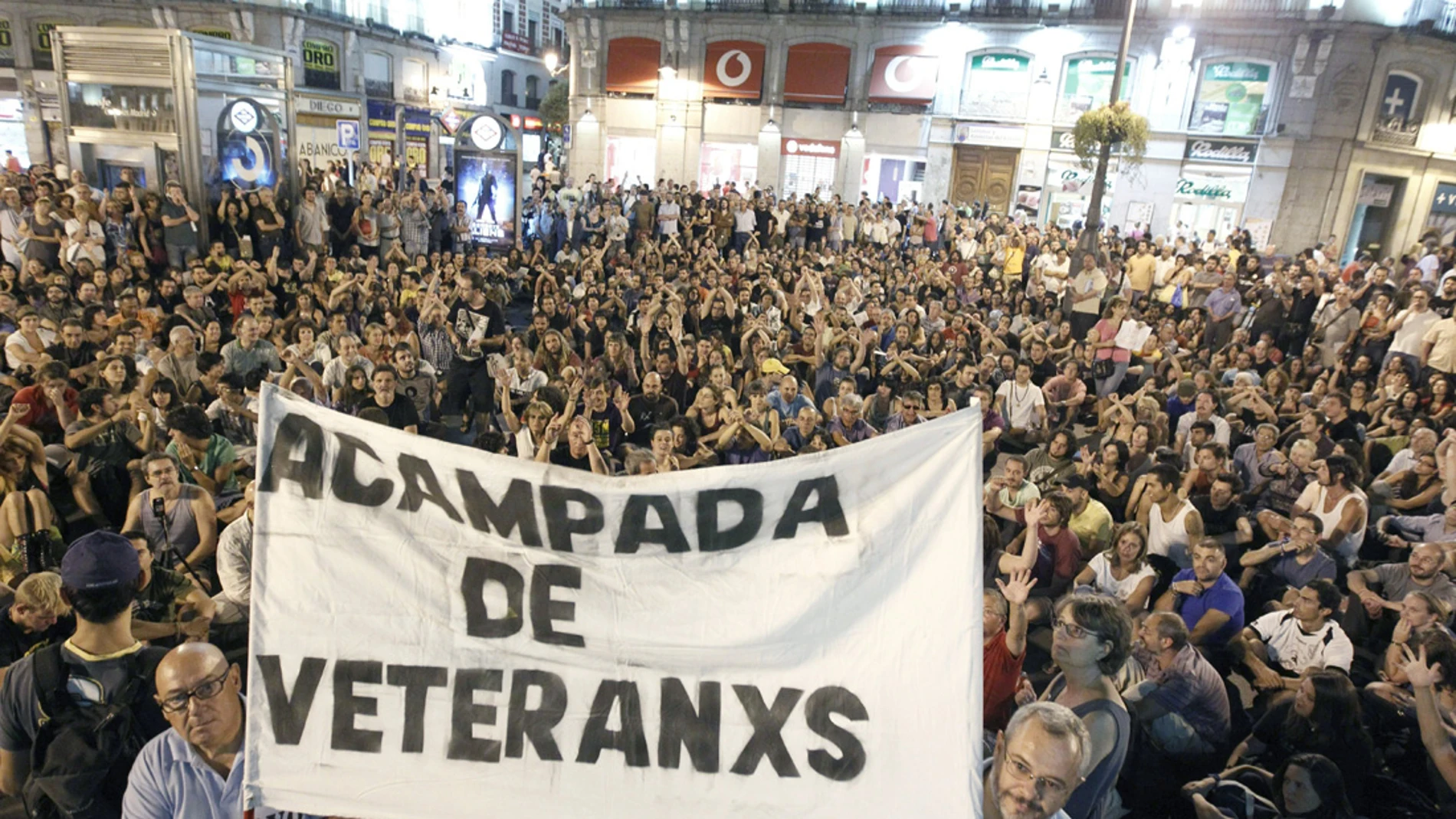 Indignados 'veteranos' se manifiestan en la Puerta del Sol Indignados 'veteranos' se manifiestan en la Puerta del Sol