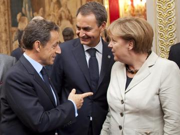 Sarkozy conversa con Merkel y Zapatero