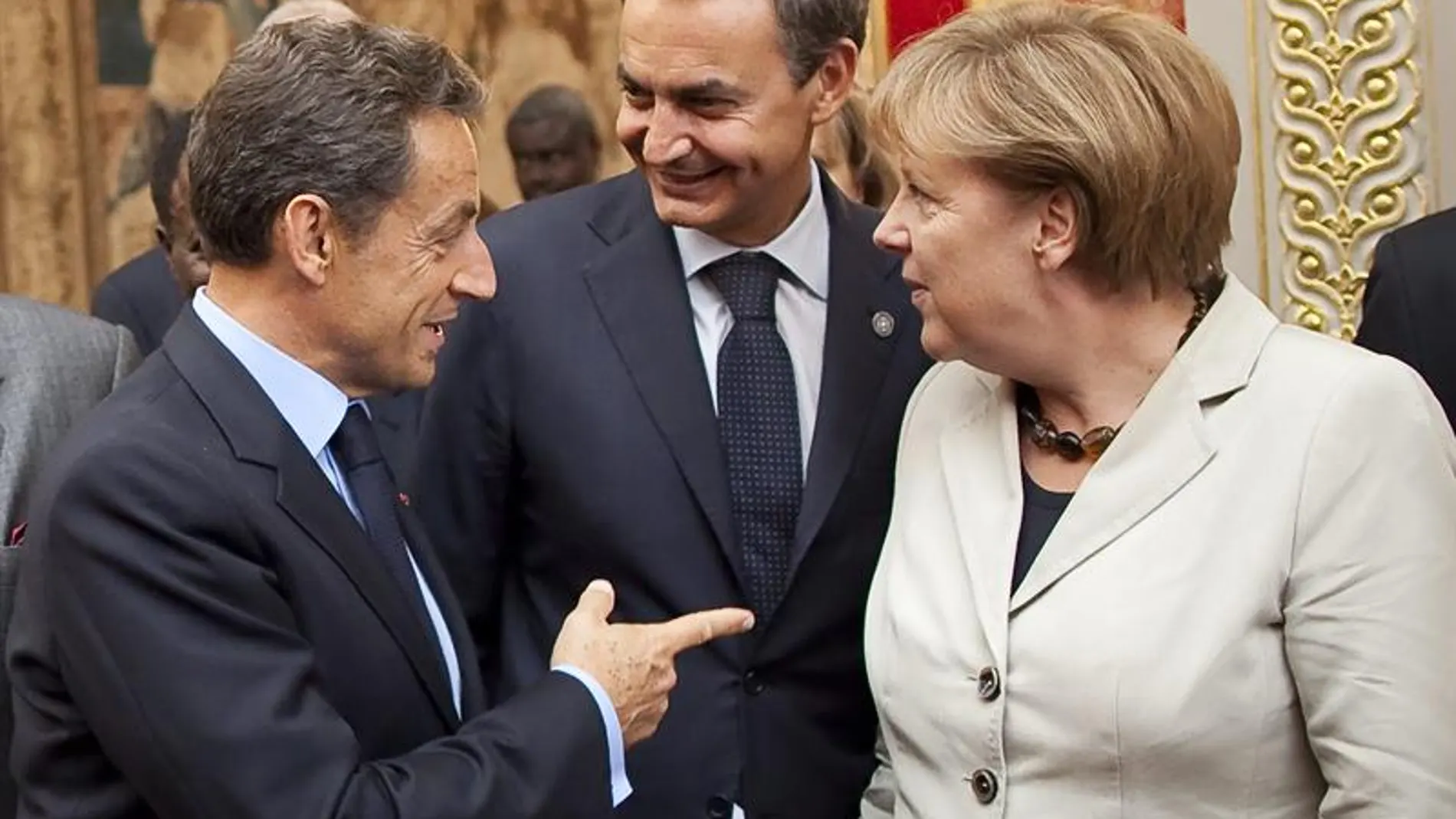 Sarkozy conversa con Merkel y Zapatero Sarkozy conversa con Merkel y Zapatero