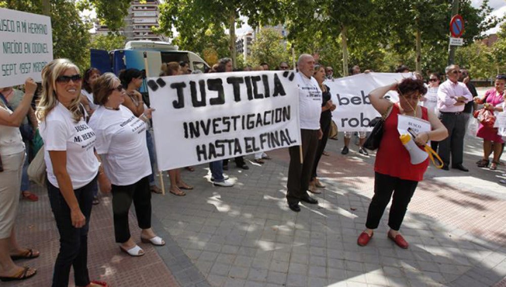 Protestas ante la Audiencia Provincial de Madrid por el archivo de denuncias de bebés robados