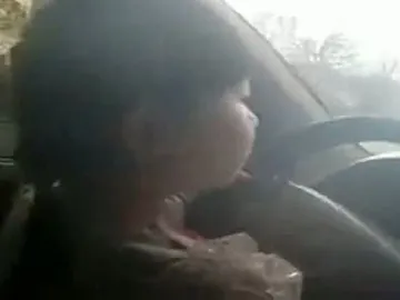 Niña de cuatro años que conduce Niña de cuatro años que conduce