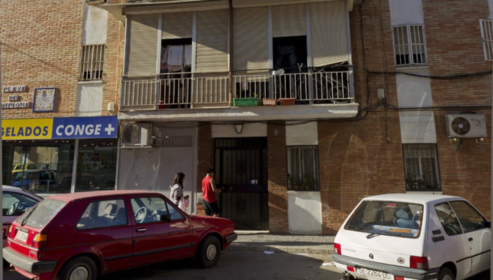 Un bebé cae desde un cuarto piso